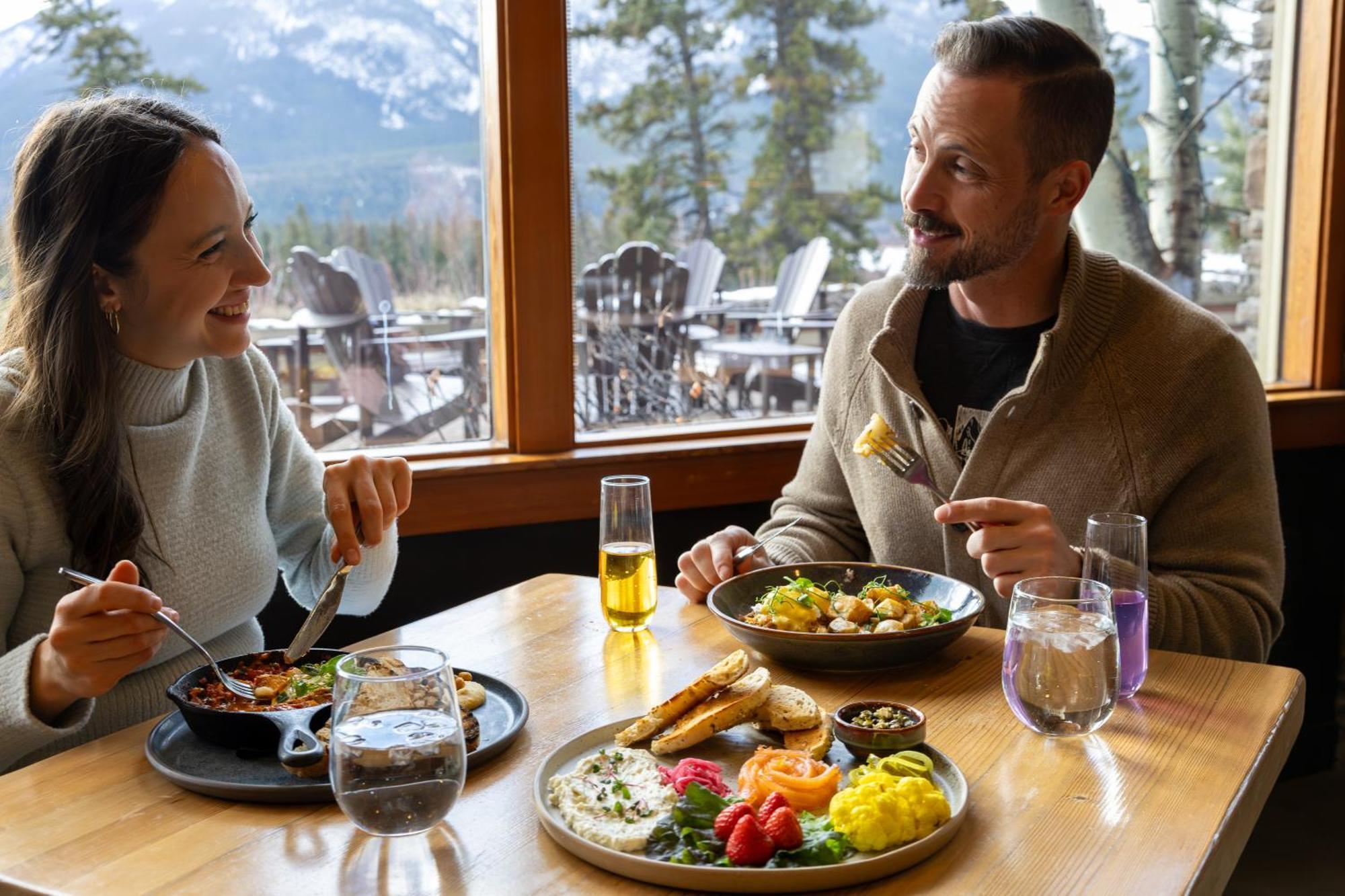 The Juniper Hotel & Bistro Банф Экстерьер фото
